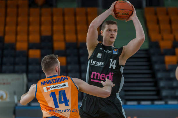 碰硬的较量 碰硬的较量