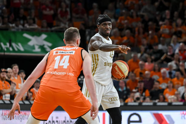 随着他所在 随着他所在